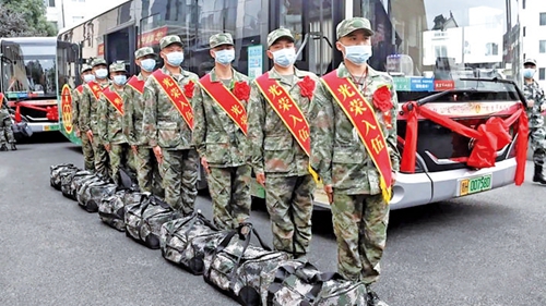凱里“雙擁”公交車護送114名新兵入伍