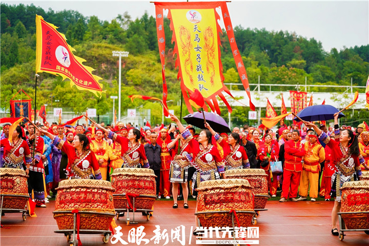 20241001，貴州省岑鞏縣?水街道，民間藝人在表演思州戰(zhàn)鼓。楊勝鵬供圖 (135)_副本.jpg